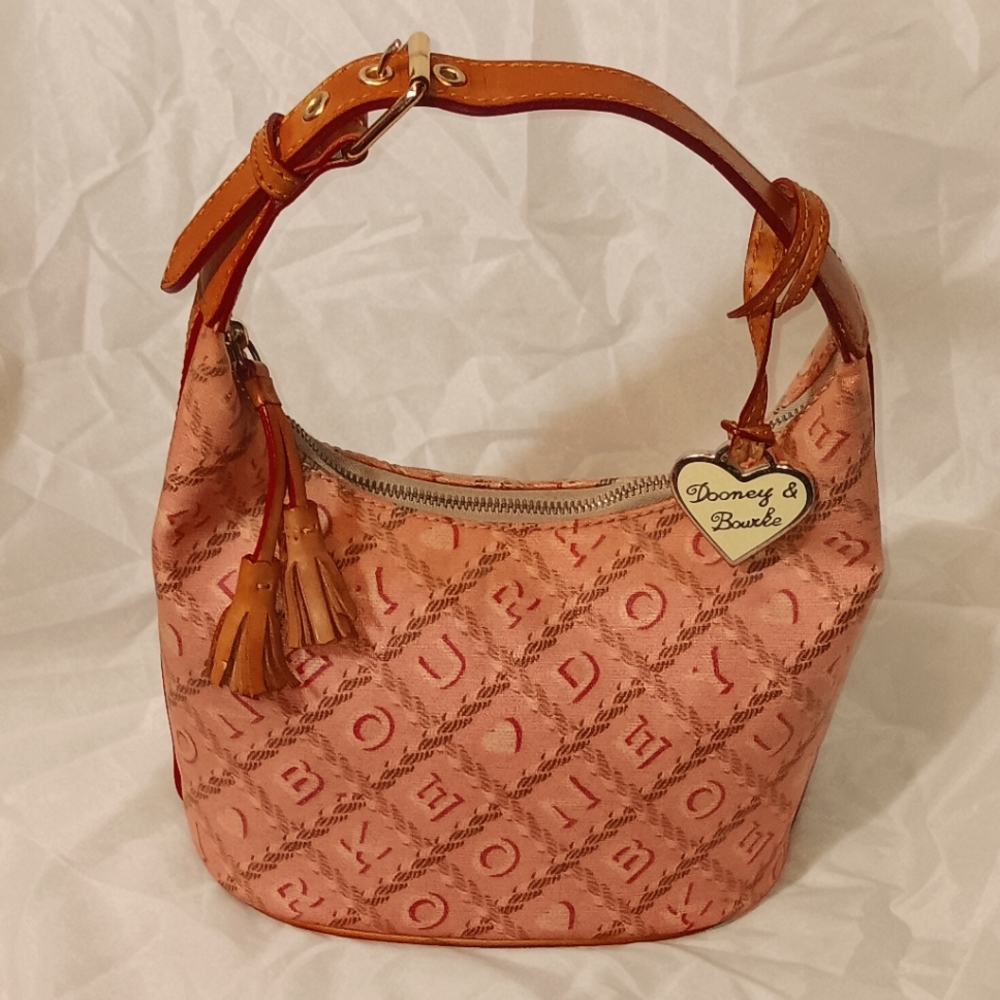 This is a cute Dooney & Bourk hand bag